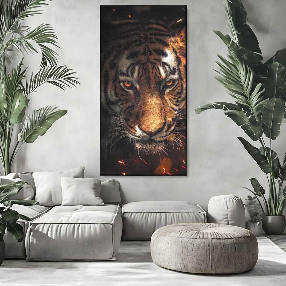 Tablou canvas cu tablou canvas cu cap de tigru si scantei, in rama de aluminiu negru, pe perete intr-un living